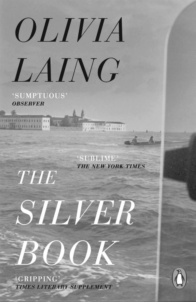 Milostný dopis éře Pasoliniho a Felliniho: Stříbrná kniha zašlého, ale zlověstně krásného světa